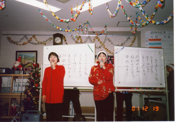 写真：クリスマスソングを歌っているところ